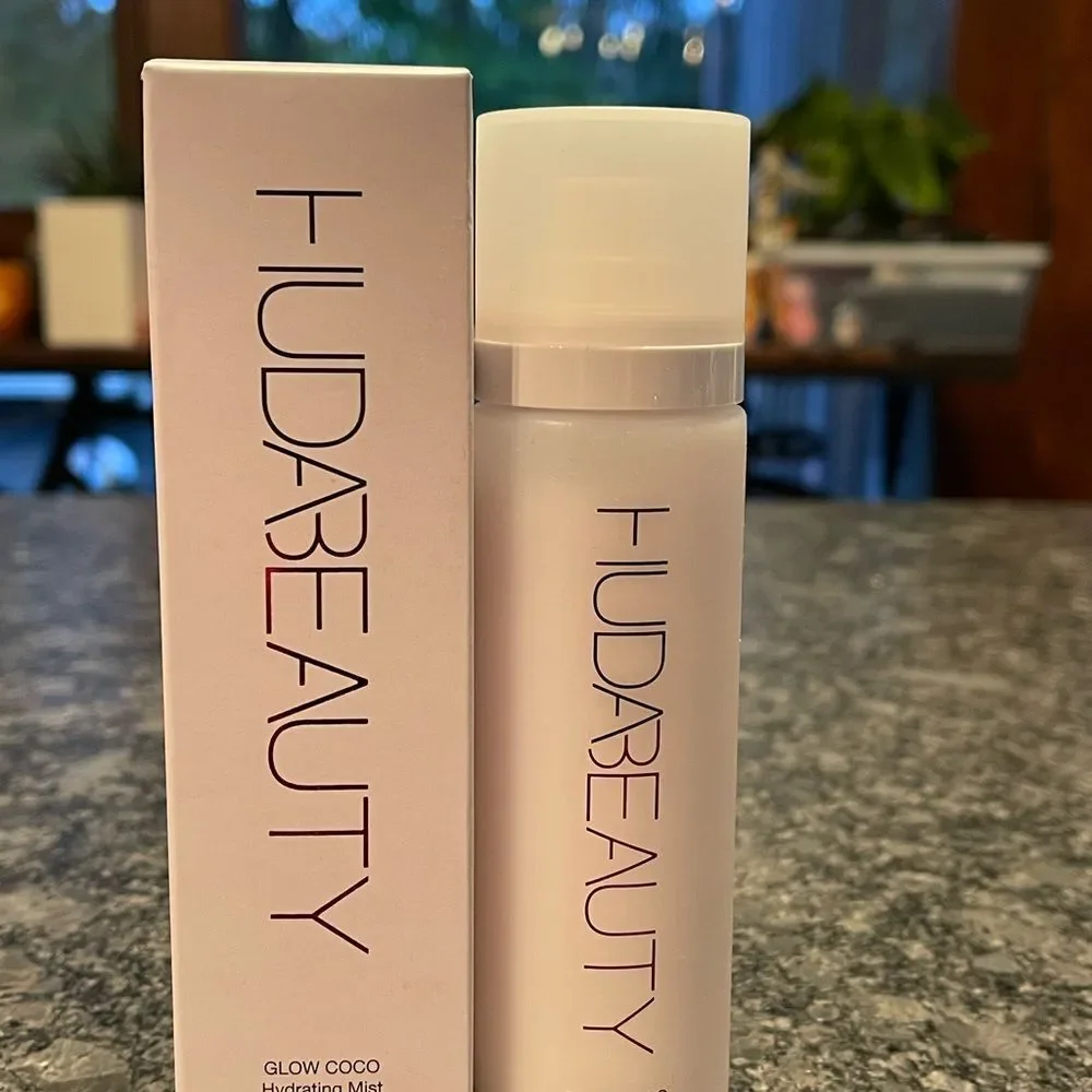 Huda Beauty Glow Coco Hydrating Mist 3 in 1 prime/set/refresh=glowy dewy finish